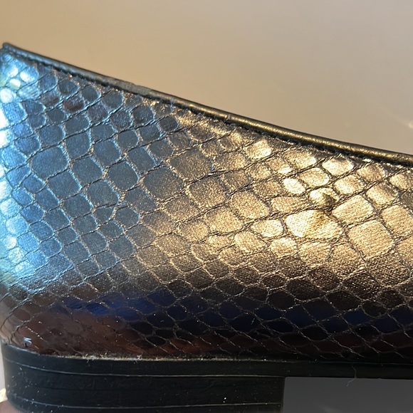 Kim Rogers Silver Snakeskin Flats - Size 8 - Picture 12 of 12